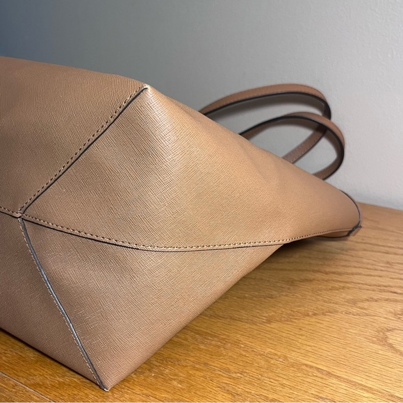 Michael Kors Saige Med Reversible Tote and Zip Clutch - Picture 9 of 15